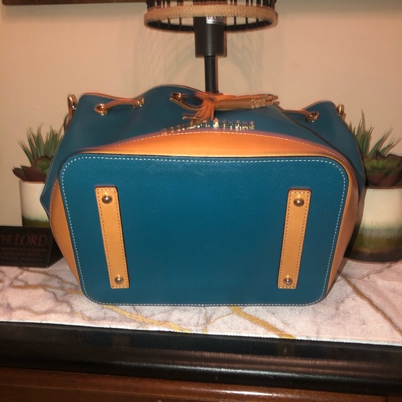 Hand bag, bucket style, draw string, turquoise, colorful inside, feet on bottom - Picture 4 of 11